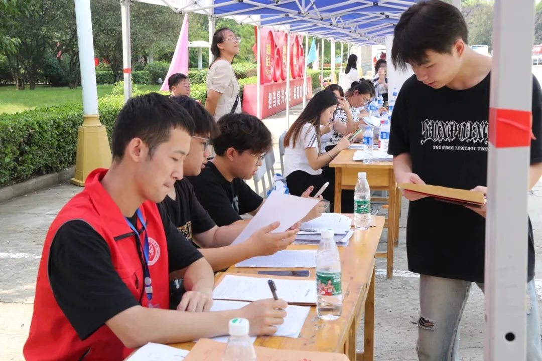 華翔學(xué)院新生報(bào)到，迎新啦！